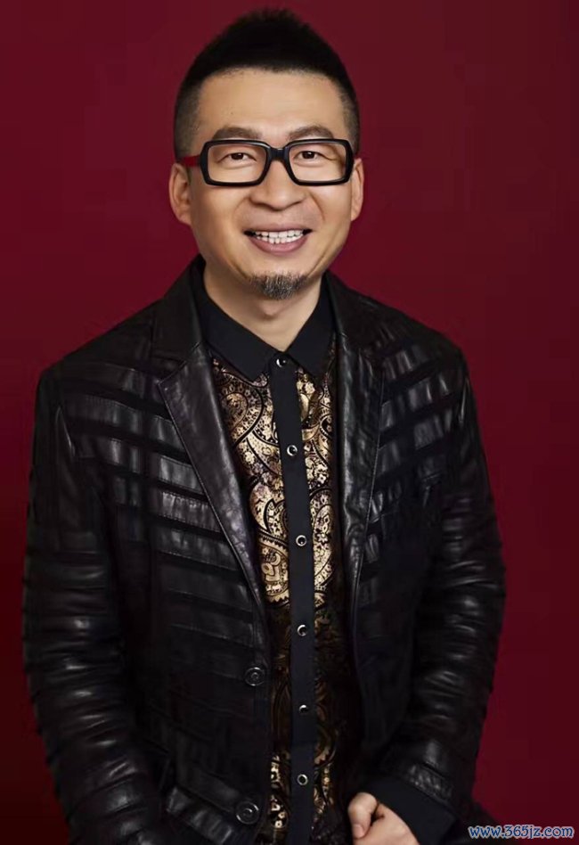 在《魅力歌先生》的选曲歌单中,一共有两首作品出自老猫之手,况兼均在节目播出后激发全网狂欢。由金润吉、张玮、王谦、纪海星四位实力唱将联手改编的《野花香》,当作第四期的“王炸”舞台,被不雅众盛赞为“天花板级唱功”与“生感性扭捏反馈”,音乐一响,就忍不住的沾沾自喜,网友直呼“魅力歌神级舞台”、“新一代广场舞神曲出身”。